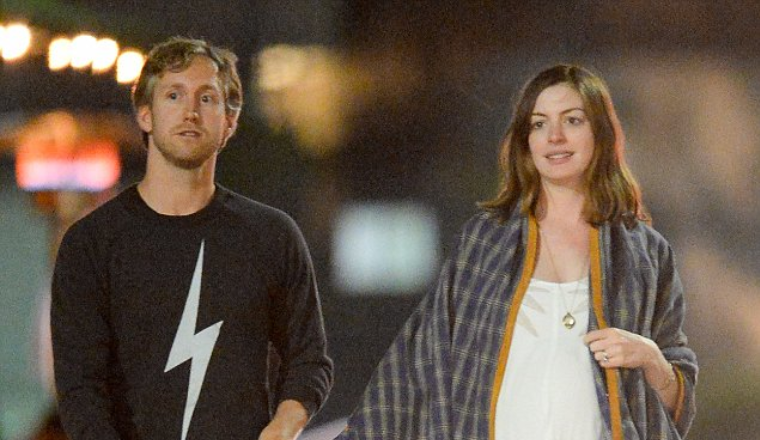 Cover Image for Oh baby! Pregnant Anne Hathaway holds hands with husband Adam Shulman as they enjoy a date night